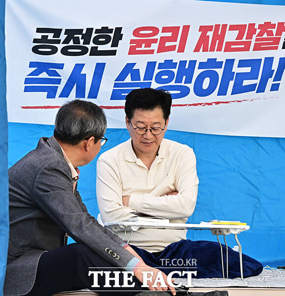 전북지사 경선에서 낙마한 안호영 더불어민주당 의원이 12일 오후 서울 여의도 국회 본관 앞 계단에서 이원택 전북지사 후보의 '식비 대납 의혹' 재감찰을 촉구하며 이틀째 단식을 이어가고 있다. /국회=배정한 기자