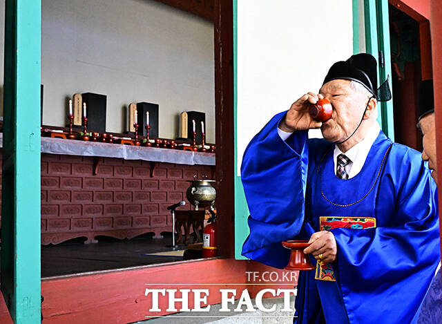 사육신의 후손들이 12일 오전 서울 동작구 사육신공원 내 의절사에서 사육신의 충절을 기리는 제례인 춘향제를 봉행하고 있다. /배정한 기자