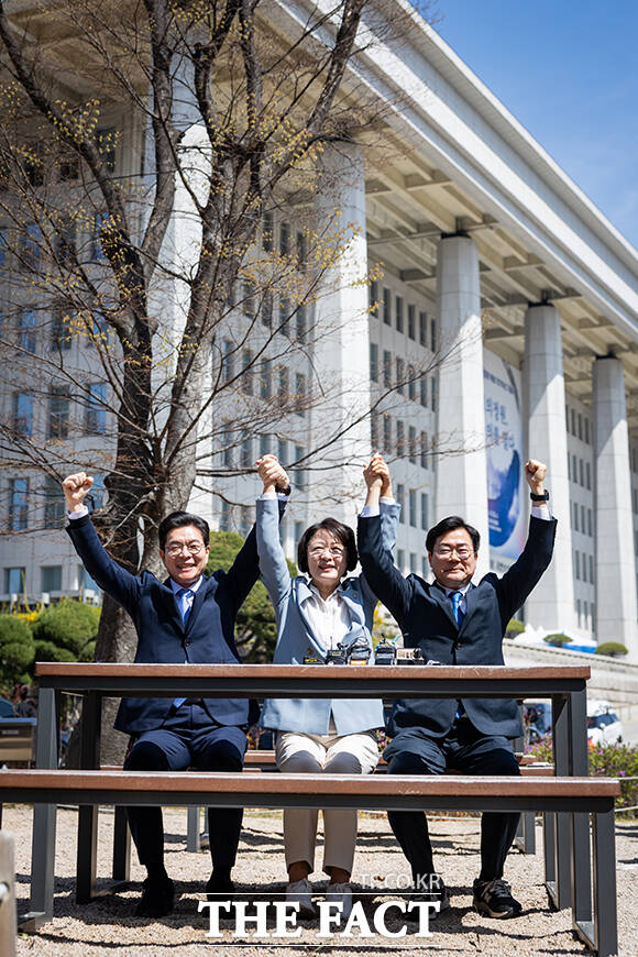 더불어민주당 정원오 서울시장 후보, 추미애 경기도지사 후보, 박찬대 인천시장 후보(왼쪽부터)가 12일 서울 여의도 국회 소통관 앞에서 열린 수도권 광역단체장 후보 '원팀 간담회'에서 기념촬영을 하고 있다.