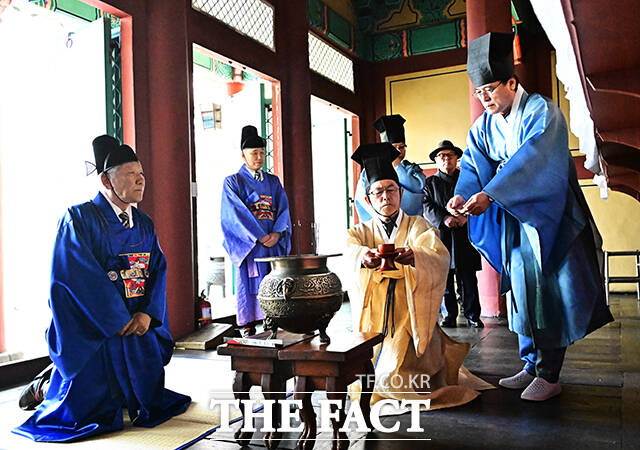 사육신의 후손들이 12일 오전 서울 동작구 사육신공원 내 의절사에서 사육신의 충절을 기리는 제례인 춘향제를 봉행하고 있다. /배정한 기자