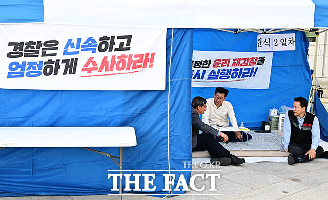 전북지사 경선에서 낙마한 안호영 더불어민주당 의원이 12일 오후 서울 여의도 국회 본관 앞 계단에서 이원택 전북지사 후보의 '식비 대납 의혹' 재감찰을 촉구하며 이틀째 단식을 이어가고 있다. /국회=배정한 기자