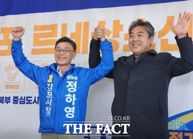 배우 이원종이 12일 오후 정하영 김포시장 예비후보 선거사무소를 방문해 공개 지지를 선언했다. /정하영 예비후보 캠프