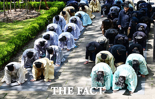 사육신의 후손들이 12일 오전 서울 동작구 사육신공원 내 의절사에서 사육신의 충절을 기리는 제례인 춘향제를 봉행하고 있다. /배정한 기자