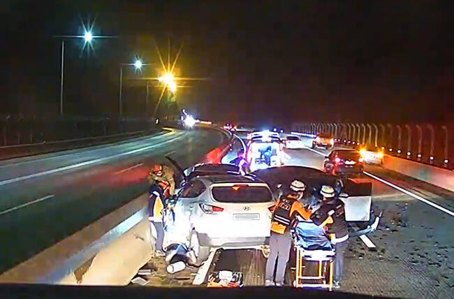 11일 오후 9시 3분 상주시 화서면 당진영덕고속도로 당진 방향에서 차량 7대가 연쇄 추돌해 1명이 심정지 상태로 병원에 이송됐다. /경북소방본부