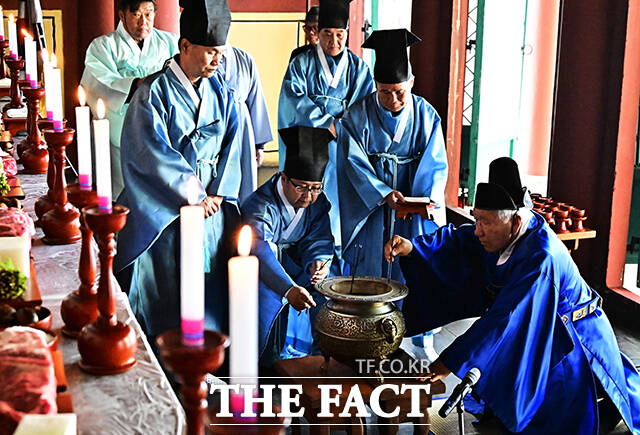 사육신의 후손들이 12일 오전 서울 동작구 사육신공원 내 의절사에서 사육신의 충절을 기리는 제례인 춘향제를 봉행하고 있다. /배정한 기자