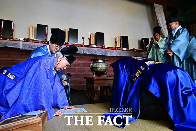 사육신의 후손들이 12일 오전 서울 동작구 사육신공원 내 의절사에서 사육신의 충절을 기리는 제례인 춘향제를 봉행하고 있다. /배정한 기자