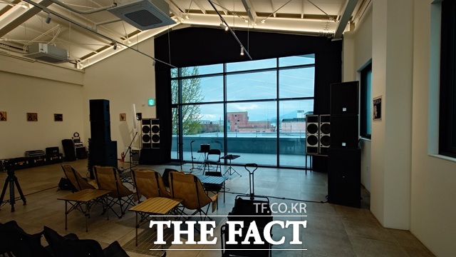 'dLPs'는 단순한 음악 감상 공간에 그치는 것이 아니라 라이브 공연도 병행한다. 10일 싱어송라이터 자이로가 라이브를 펼쳤으며, 이후 월 1회 빈도로 라이브 공연을 이어갈 계획이다./최현정 기자