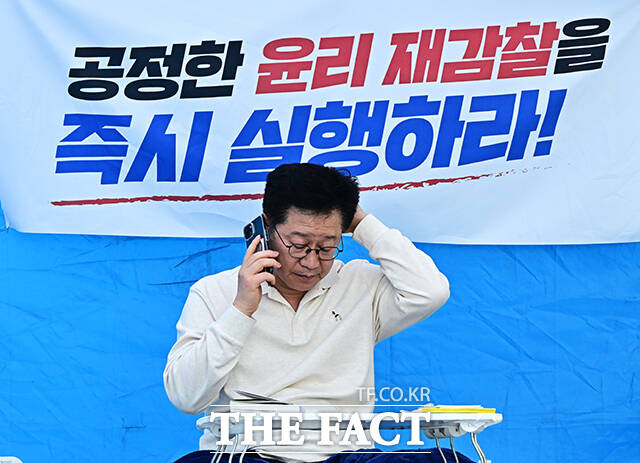 전북지사 경선에서 낙마한 안호영 더불어민주당 의원이 12일 오후 서울 여의도 국회 본관 앞 계단에서 이원택 전북지사 후보의 '식비 대납 의혹' 재감찰을 촉구하며 이틀째 단식을 이어가고 있다. /국회=배정한 기자