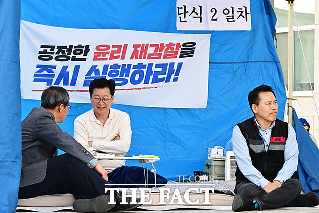 전북지사 경선에서 낙마한 안호영 더불어민주당 의원이 12일 오후 서울 여의도 국회 본관 앞 계단에서 이원택 전북지사 후보의 '식비 대납 의혹' 재감찰을 촉구하며 이틀째 단식을 이어가고 있다. /국회=배정한 기자