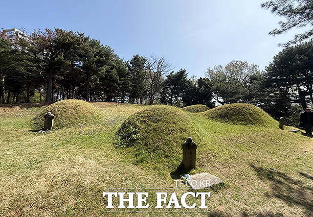 사육신의 후손들이 12일 오전 서울 동작구 사육신공원 내 의절사에서 사육신의 충절을 기리는 제례인 춘향제를 봉행하고 있다. /배정한 기자