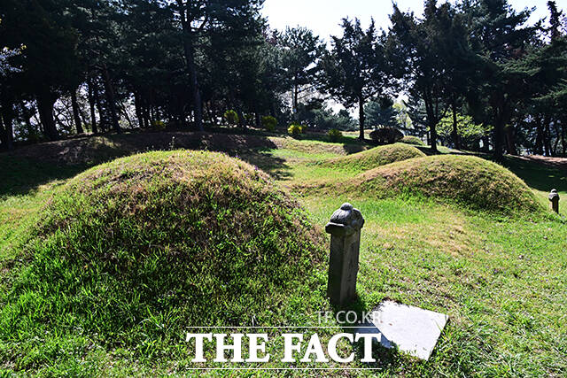 사육신의 후손들이 12일 오전 서울 동작구 사육신공원 내 의절사에서 사육신의 충절을 기리는 제례인 춘향제를 봉행하고 있다. /배정한 기자