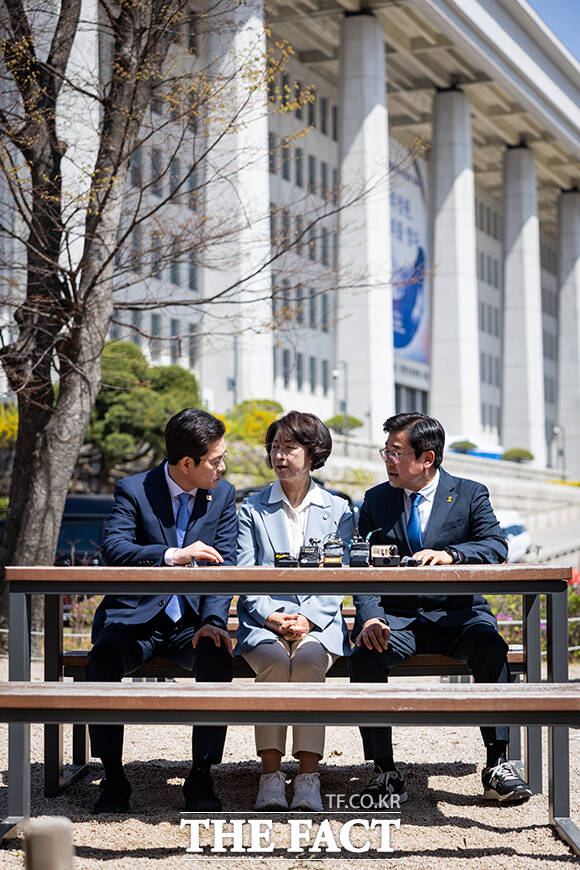 더불어민주당 정원오 서울시장 후보, 추미애 경기도지사 후보, 박찬대 인천시장 후보(왼쪽부터)가 12일 서울 여의도 국회 소통관 앞에서 열린 수도권 광역단체장 후보 '원팀 간담회'에서 기념촬영을 하고 있다.