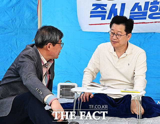 전북지사 경선에서 낙마한 안호영 더불어민주당 의원이 12일 오후 서울 여의도 국회 본관 앞 계단에서 이원택 전북지사 후보의 '식비 대납 의혹' 재감찰을 촉구하며 이틀째 단식을 이어가고 있다. /국회=배정한 기자