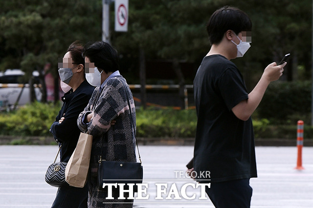 13일 아침 최저기온은 오늘보다 5도 가량 껑충 뛴 9~14도, 낮 최고기온은 15~27도로 예보됐다. 특히 내륙을 중심으로 낮과 밤의 기온 차가 15도 안팎으로 크게 벌어져 환절기 건강관리에 각별한 주의가 필요하다. /더팩트DB