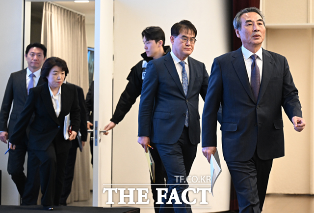 김건희 여사 연루 의혹을 수사해 온 민중기 특별검사(오른쪽)와 특검보들이 2025년 12월 29일 서울 종로구 KT광화문빌딩 웨스트에서 열린 종합 브리핑에 참석하고 있다. /이새롬 기자