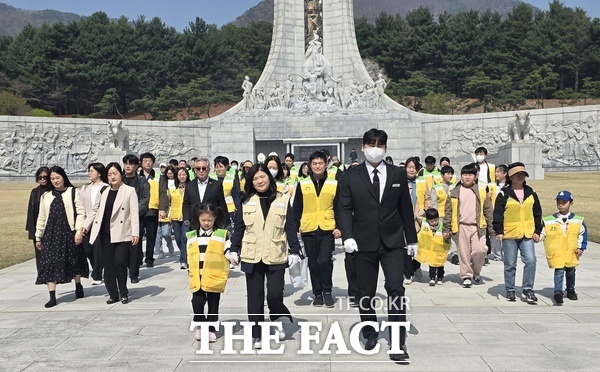 대전시자원봉사센터가 11일 대한민국 임시정부 수립 기념일을 맞아 나라사랑·보훈 테마의 '현충원 가봄봄봄' 가족봉사활동을 호국보훈기념사업회, 대전봉사체험교실 등과 함께 120여 명이 참석해 국립대전현충원에서 추진했다. /대전시자원봉사센터