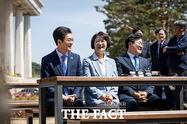 더불어민주당 정원오 서울시장 후보, 추미애 경기도지사 후보, 박찬대 인천시장 후보(왼쪽부터)가 12일 서울 여의도 국회 소통관 앞에서 열린 수도권 광역단체장 후보 '원팀 간담회'에서 기념촬영을 하고 있다.