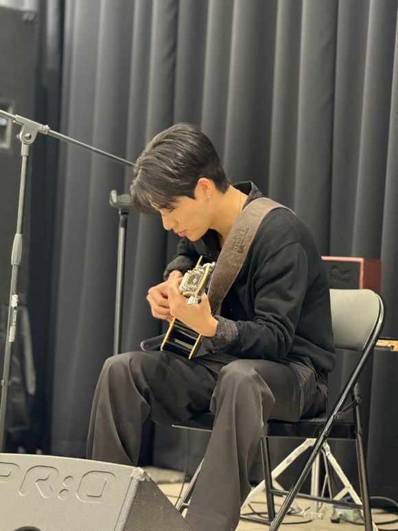 싱어송라이터 자이로가 10일 오후 전남 담양군 'dLPs'에서 론칭 기념 라이브 공연을 펼치는 모습이다. 자이로는 '문화콘서트 난장'에도 MC로 고정 출연한 바 있다./광주MBC프렌즈