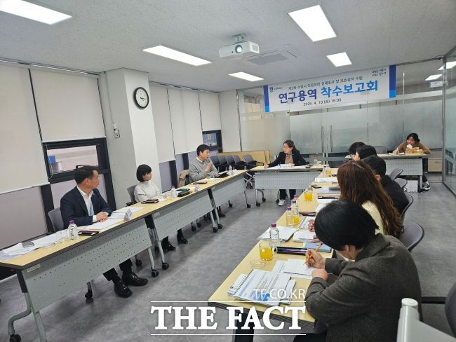 10일 아동학대공동대응센터 회의실에서 열린 수원시 제2차 수원시 아동학대 실태조사 및 보호정책 수립 연구용역 착수보고회가 열리고 있다. /수원시