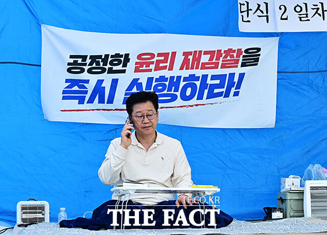 전북지사 경선에서 낙마한 안호영 더불어민주당 의원이 12일 오후 서울 여의도 국회 본관 앞 계단에서 이원택 전북지사 후보의 '식비 대납 의혹' 재감찰을 촉구하며 이틀째 단식을 이어가고 있다. /국회=배정한 기자