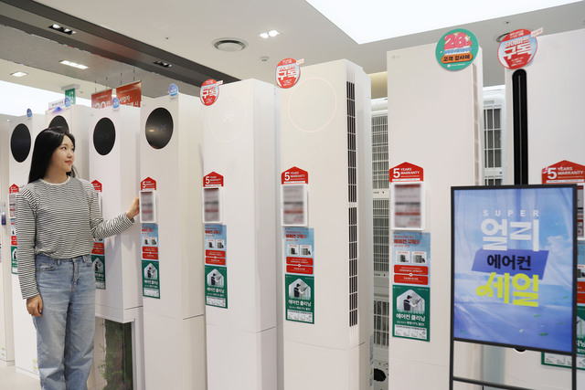 롯데하이마트가 오는 4월 말까지 'SUPER 얼리 에어컨 세일'을 진행한다. 에어컨 구매가 몰리는 여름 성수기 전, 미리 에어컨을 구매하는 고객들을 대상으로 행사 상품을 특가에 제공한다. /롯데하이마트