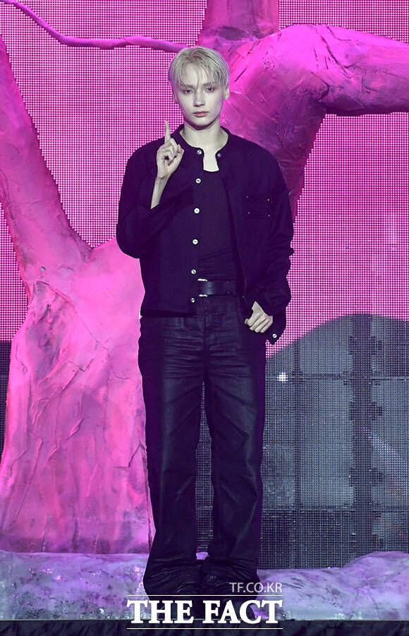 그룹 투모로우바이투게더(TXT)의 수빈, 휴닝카이, 범규, 연준, 태현(왼쪽부터)이 13일 오후 서울 성북구 고려대학교 화정체육관에서 열린 미니 8집 '7TH YEAR(세븐스 이어): 가시덤불에 잠시 바람이 멈췄을 때' 발매 기념 쇼케이스에 참석해 포즈를 취하고 있다. /박상민 기자