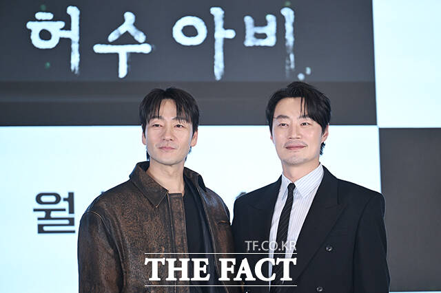 배우 박해수(왼쪽)과 이희준이 13일 오후 서울 구로구 신도림 더세인트 그랜드 볼룸에서 열린 ENA 새 월화드라마 '허수아비' 제작발표회에 참석해 포즈를 취하고 있다. /박헌우 기자