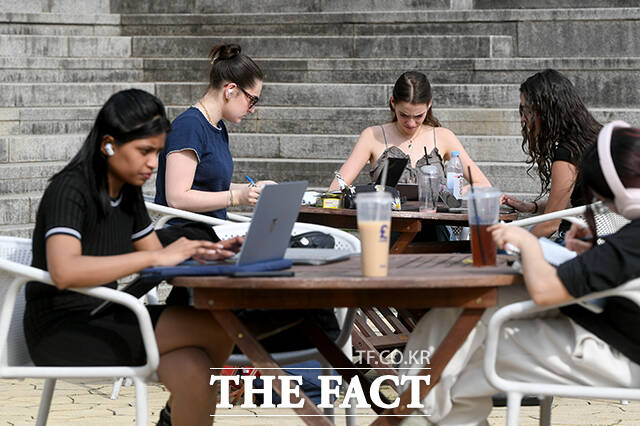 서울지역 낮 기온이 27.3도까지 오른 13일 오후 서울 성북구 고려대학교 외벽 온도계가 36.5도를 표시하고 있다. /박상민 기자