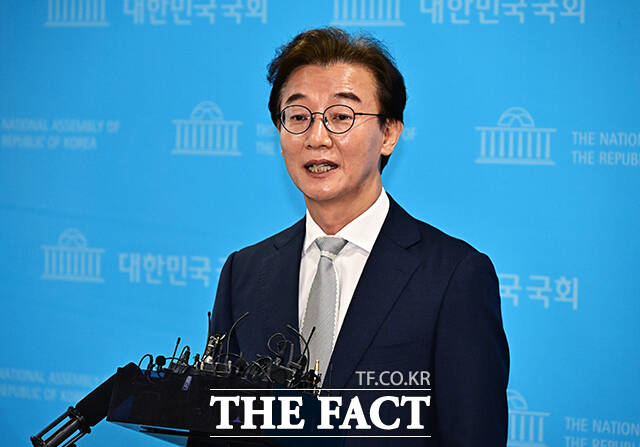 전재수 더불어민주당 부산시장 후보가 13일 오전 서울 여의도 국회 소통관에서 기자회견을 열고 발언을 하고 있다. /국회=배정한 기자