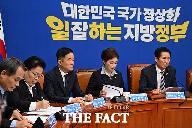 정청래 더불어민주당 대표가 13일 오전 서울 여의도 국회에서 열린 최고위원회의에 참석해 모두발언 하고 있다. /국회=김성렬 기자