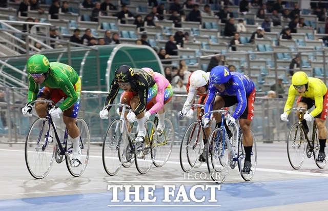 광명스피돔에서 열린 특선급 경주에서 정종진(6번 녹색)과 임채빈(2번 검정색)이 경합을 벌이고 있다./국민체육진흥공단