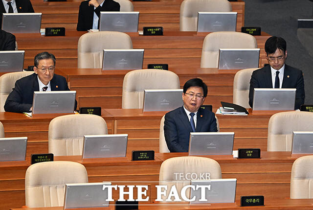 피곤한 모습으로 대정부질문 참석한 최교진 교육부 장관.