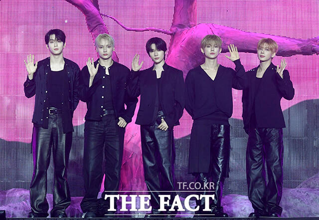그룹 투모로우바이투게더(TXT)의 수빈, 휴닝카이, 범규, 연준, 태현(왼쪽부터)이 13일 오후 서울 성북구 고려대학교 화정체육관에서 열린 미니 8집 '7TH YEAR(세븐스 이어): 가시덤불에 잠시 바람이 멈췄을 때' 발매 기념 쇼케이스에 참석해 포즈를 취하고 있다. /박상민 기자