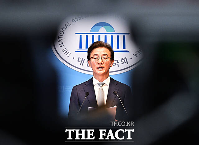 전재수 더불어민주당 부산시장 후보가 13일 오전 서울 여의도 국회 소통관에서 기자회견을 열고 발언을 하고 있다. /국회=배정한 기자