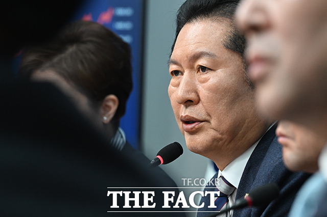 정청래 더불어민주당 대표가 13일 오전 서울 여의도 국회에서 열린 최고위원회의에 참석해 모두발언 하고 있다. /국회=김성렬 기자