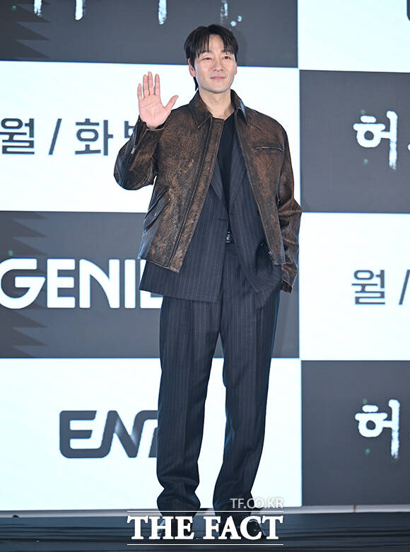 배우 박해수와 곽선영, 이희준(왼쪽부터)이 13일 오후 서울 구로구 신도림 더세인트 그랜드 볼룸에서 열린 ENA 새 월화드라마 '허수아비' 제작발표회에 참석해 포즈를 취하고 있다. /박헌우 기자