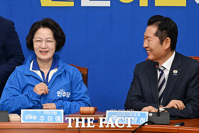 정청래 더불어민주당 대표(왼쪽)가 13일 오전 서울 여의도 국회에서 열린 최고위원회의에 앞서 추미애 경기도지사 후보에게 당 점퍼를 입혀주고 있다. /국회=김성렬 기자