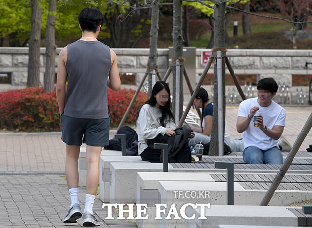 서울지역 낮 기온이 27.3도까지 오른 13일 오후 서울 성북구 고려대학교 외벽 온도계가 36.5도를 표시하고 있다. /박상민 기자