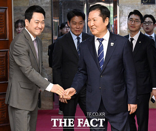 정청래 더불어민주당 대표가 6·3 지방선거를 앞두고 미국행에 나선 장동혁 국민의힘 대표를 향해