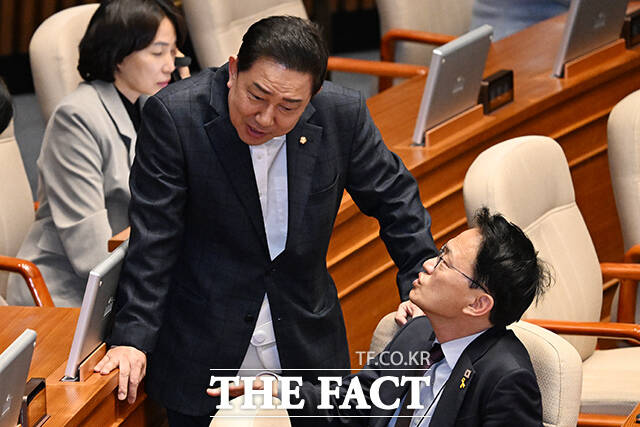 박주민 더불어민주당 의원과 대화 이어가는 김병기 무소속 의원.