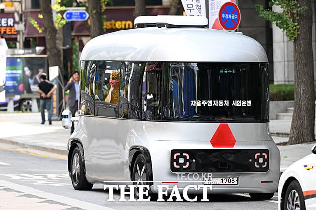 운전석 없는 자율주행셔틀이 서울 종로구 청계천 일대에서 시험운행을 하고 있다. /서예원 기자