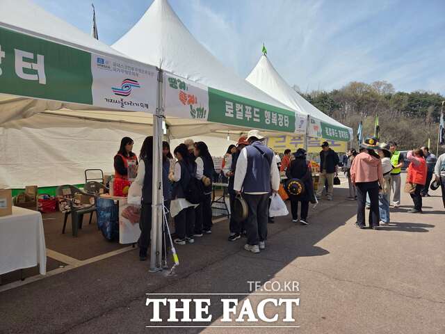 당진시가 기지시줄다리기 축제와 연계해 직거래장터 부스를 운영하며 6차 산업 제품 홍보와 판매를 진행했다. /당진시