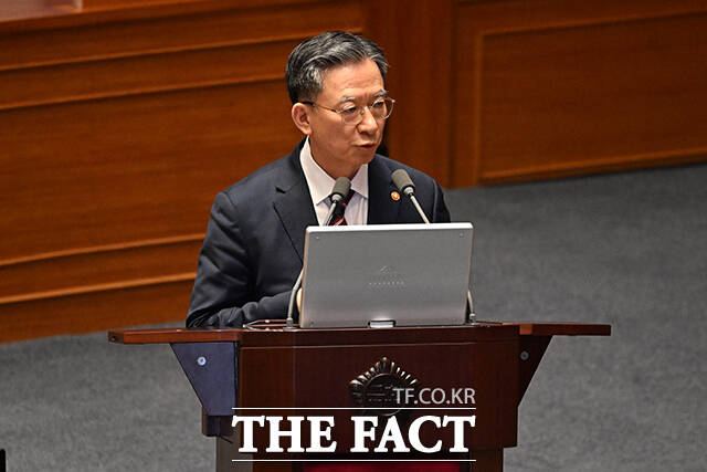 질의에 답하는 정성호 법무부 장관.