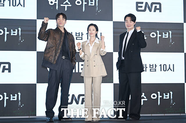 배우 박해수와 곽선영, 이희준(왼쪽부터)이 13일 오후 서울 구로구 신도림 더세인트 그랜드 볼룸에서 열린 ENA 새 월화드라마 '허수아비' 제작발표회에 참석해 포즈를 취하고 있다. /박헌우 기자