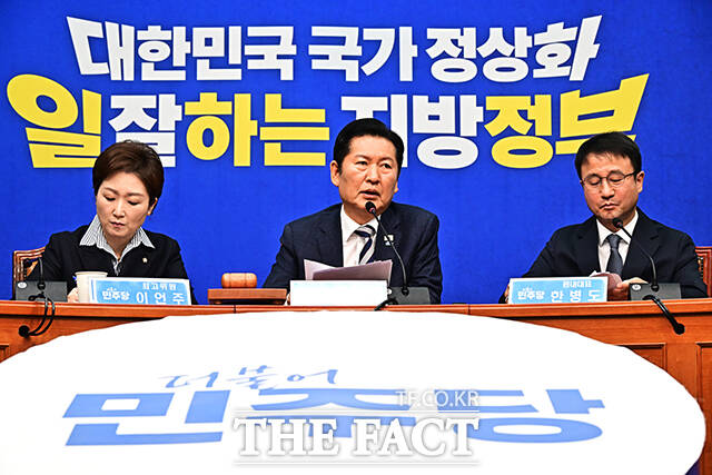 정청래 더불어민주당 대표가 13일 오전 서울 여의도 국회에서 열린 최고위원회의에 참석해 모두발언을 하기 전 완도 수산물 가공공장 화재로 순직한 소방관들을 추모하는 묵념을 하고 있다.