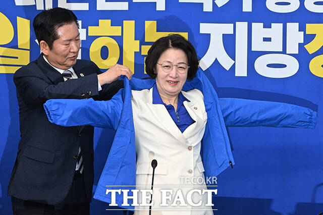 6·3 지방선거와 함께 치러지는 국회의원 재보궐선거가 10곳 이상의 지역구에서 열릴 것이 확실시되면서 적지 않은 사회적 비용이 또다시 낭비될 위기에 처했다. 이번 재보궐선거 중 상당수가 더불어민주당 귀책으로 열리게 되는 만큼, 이에 대한 '민주당 책임론'이 불가피할 전망이다. 사진은 정청래 민주당 대표(왼쪽)가 13일 국회에서 열린 최고위원회의에 앞서 추미애 경기도지사 후보에게 당 점퍼를 입혀주는 모습. /김성렬 기자