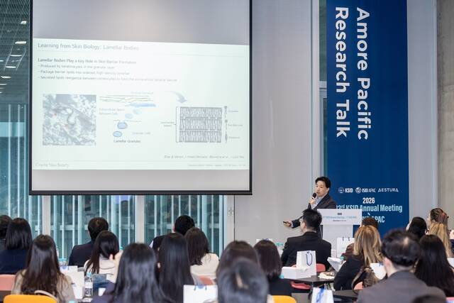 9일 오후 용산 아모레퍼시픽 본사에서 열린 2026 대한피부연구학회–세계피부연구학회 아시아·태평양 지부 공동학술대회 프리뷰 데이 'AMOREPACIFIC Research Talk’ 세션에서 백병열 아모레퍼시픽 R&I 센터 연구원이 발표를 하고 있다. 아모레퍼시픽