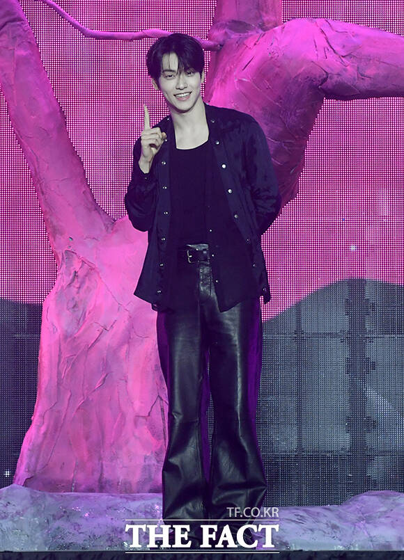 그룹 투모로우바이투게더(TXT)의 수빈, 휴닝카이, 범규, 연준, 태현(왼쪽부터)이 13일 오후 서울 성북구 고려대학교 화정체육관에서 열린 미니 8집 '7TH YEAR(세븐스 이어): 가시덤불에 잠시 바람이 멈췄을 때' 발매 기념 쇼케이스에 참석해 포즈를 취하고 있다. /박상민 기자