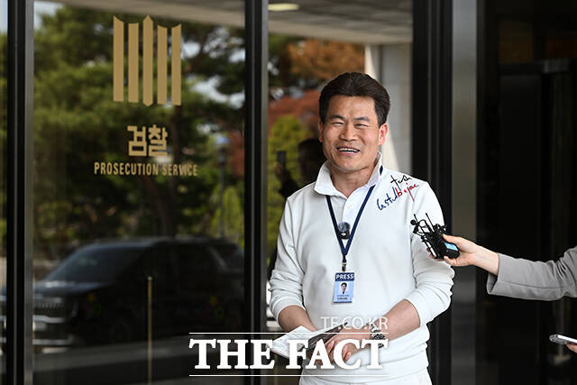 한국사 강사 출신 유튜버 전한길 씨가 13일 오후 서울 서초구 서울중앙지방검찰청으로 구속영장 청구 전 피의자 조사를 받기 위해 출석하며 입장을 밝히고 있다. /서예원 기자