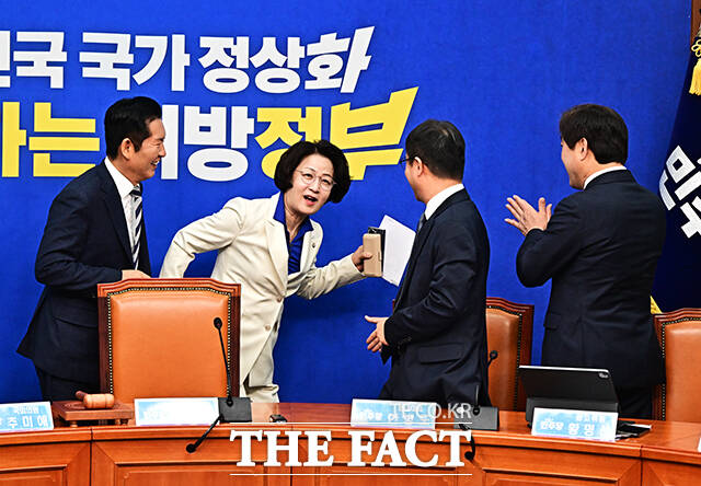 추미애 더불어민주당 경기도지사 후보(왼쪽 두번째)가 13일 오전 서울 여의도 국회에서 최고위원회의 에 앞서 열린 경기도지사 후보자 환영식에 참석해 달리기 포즈를 취하고 하고 있다. /국회=배정한 기자